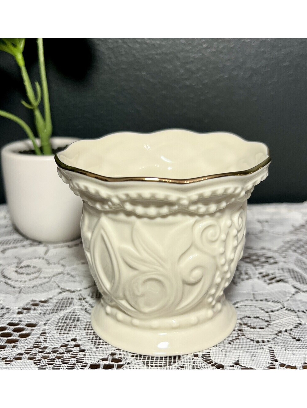 Vintage Off White Lenox 3 1/4" Scallop Edged Pedestal Vase
